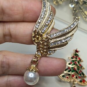 580 Elegant Gold Winged Pearl Drop Earrings
